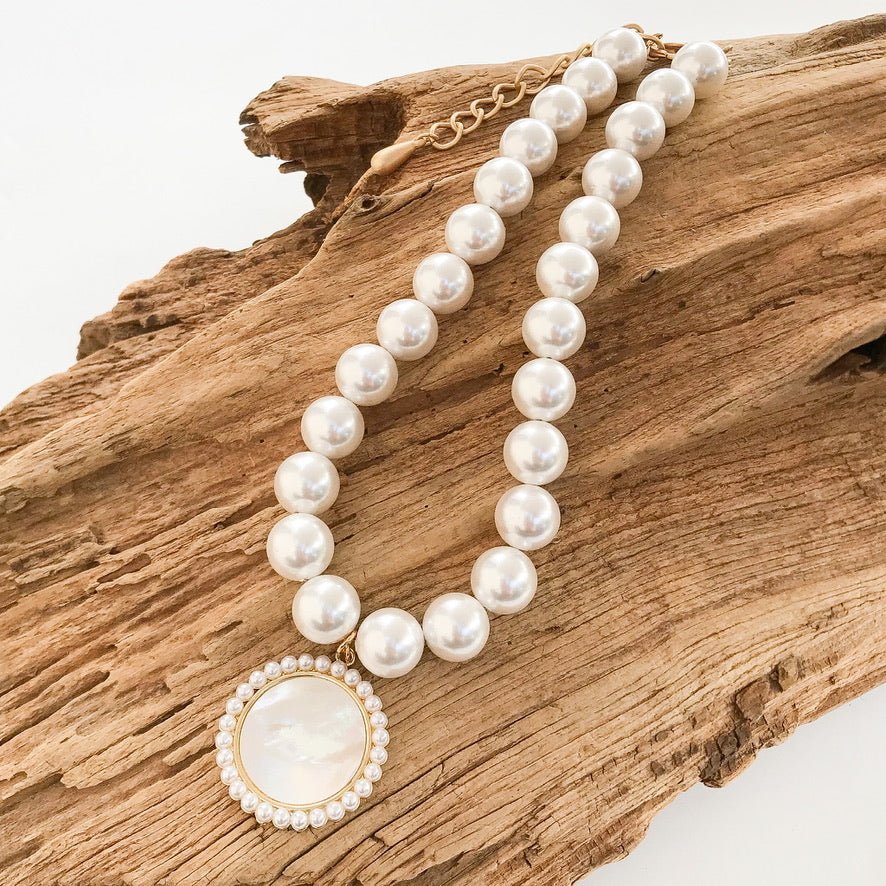 Pearl Trimmed Shell Disc on Jumbo Pearl