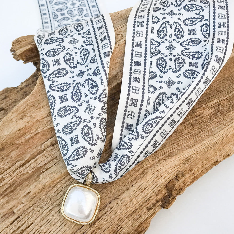 Puff Square Pearl On Scarf