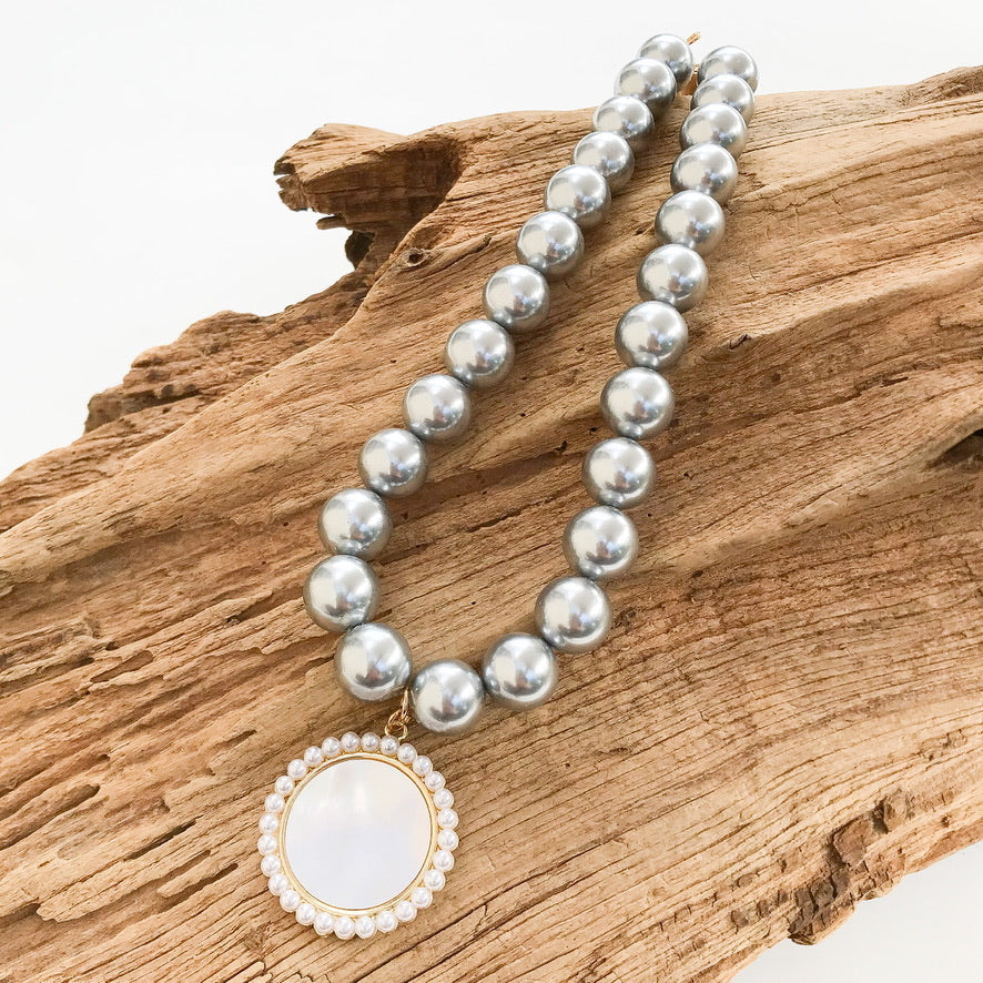 Pearl Trimmed Shell Disc on Jumbo Pearl