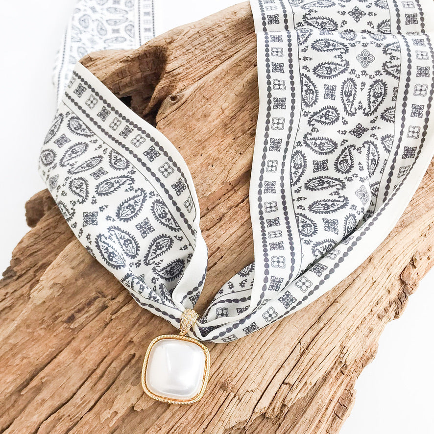 Puff Square Pearl On Scarf